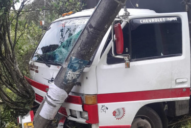 Un camión NPR se quedó sin frenos y chocó de frente contra un poste de luz. Dejó al sector sin energía eléctrica.