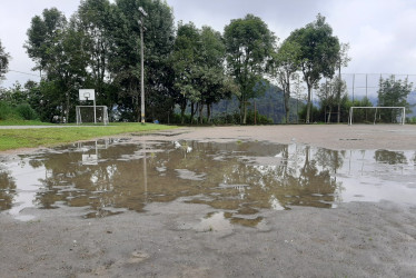 Con carros aguaron las obras en una cancha de Manizales: la Alcaldía instaló una baranda para impedir el ingreso de vehículos y promete reparar el terreno en la segunda fase del proyecto.