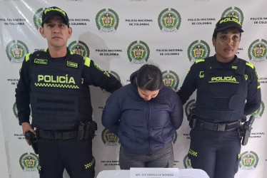 Al realizar el procedimiento de registro personal a la mujer, se hallaron doce (12) billetes de $100.000 que presentaban inconsistencias evidentes