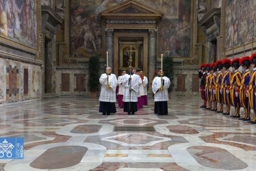 Una captura de pantalla tomada de un video difundido por los medios del Vaticano muestra a los cardenales electores saliendo de la Capilla Paulina del Palacio Apostólico hacia la Capilla Sixtina