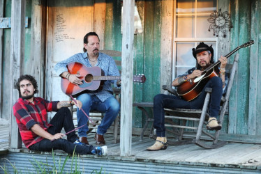Carlos Elliot Jr. no solo canta y toca la guitarra. Él invoca una geografía sonora donde el alma del blues dialoga con el espíritu de la montaña andina, el tambor de los nativos americanos y la memoria del jornalero cafetero.  Su quinto álbum, Soul Boogie, es la más reciente parada de una exploración musical y espiritual que ha trazado entre los ríos Otún y Mississippi, entre las veredas de Risaralda y los juke joints de Nueva Orleans. “Soul Boogie es la danza del alma, el viaje del espíritu”, dice Carlos E