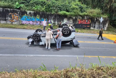  Así quedó el vehículo volcado este sábado.