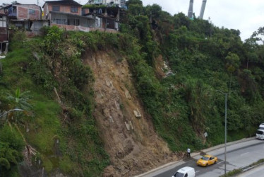 La vivienda está situada sobre la vía Panamericana, específicamente al frente de la Terminal de Transporte Los Cámbulos de Manizales. 