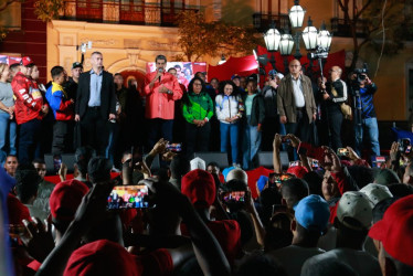 Fotografía cedida por Palacio de Miraflores donde se observa al presidente de Venezuela, Nicolas Maduro, celebrando los resultados de las elecciones de gobernadores y diputados, en un acto de gobierno este lunes, en Caracas (Venezuela). 