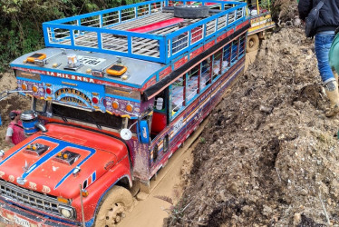Para cruzar una vía del Norte de Caldas hay que tener las botas puestas. Desde febrero de este 2025, quienes la transitan viven penurias para llegar a su destino. El Invías consulta con sus técnicos la atención de la ruta.