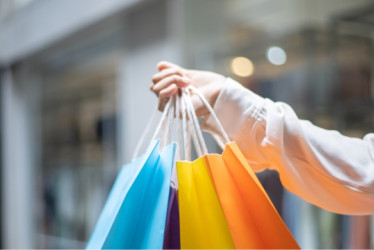 Mano sosteniendo bolsas de compras