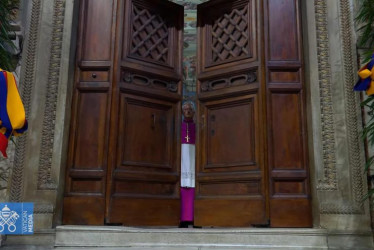 Una captura de pantalla tomada de un video publicado por los medios del Vaticano muestra el cierre de la puerta de la Capilla Sixtina después del 'Extra omnes', donde se lleva a cabo el cónclave