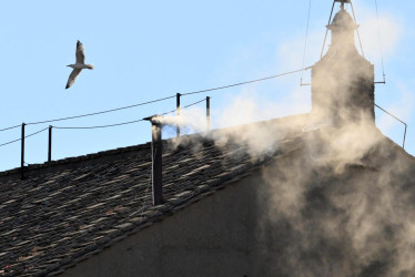 El humo blanco se eleva desde la chimenea de la Capilla Sixtina, señalando que los cardenales eligieron un nuevo papa durante su cónclave en la Ciudad del Vaticano, este 8 de mayo de 2025.