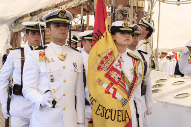 La princesa de Asturias, Leonor de Borbón, porta la bandera nacional de España durante el acto de jura de bandera a bordo del buque escuela de la Armada español