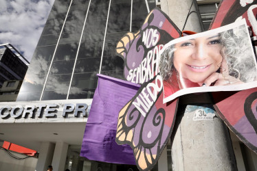 Carteles con la imagen de María Belén Bernal este jueves, frente a la Corte Provincial de Pichincha en Quito (Ecuador).
