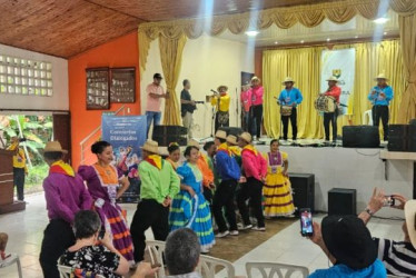 La agrupación artística del resguardo indígena de Cañamono y Lomapriera en la presentación de sus danzas. 