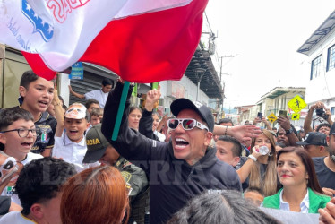 Las calles de Aranzazu se convirtieron este martes en una reunión de la hinchada del Once Caldas, que en el estadio Palogrande acostumbra cantar: "Dayro, Dayro, Dayro goleador". El ídolo albo estuvo en el municipio y compartió con la comunidad.