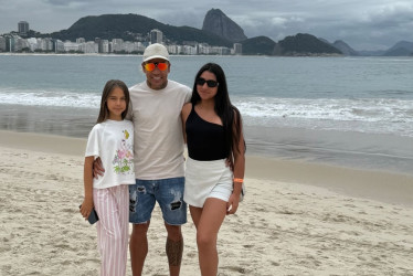 Dayro Moreno, goleador del Once Caldas, en la playa de Copacabana (Río de Janeiro), con sus hijas Shantal y Salomé.