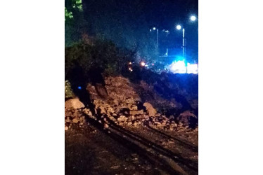 Video: rescatan con vida a dos mujeres que fueron atrapadas por un derrumbe en la vía Manizales - Pereira