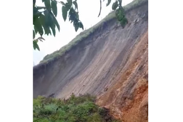 Este es el derrumbe que cayó en la vereda El Jardín, de Neira, y que dejó incomunicada a la comunidad.