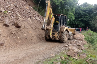 Una ruta que une el Norte de Caldas con Antioquia está reducida a un carril por un derrumbe que fue atendido por la Gobernación caldense. Hay ocho rutas cerradas este lunes (19 de mayo).