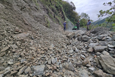 22 vías de Caldas tienen derrumbes o pérdida de banca este lunes (5 de mayo). En una carretera bloqueada reportan riesgos para quienes caminan sobre el deslizamiento.