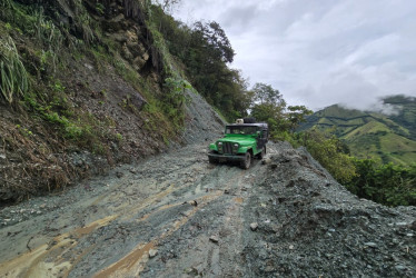 Un corredor vial de Caldas es acechado por los derrumbes, por lo menos, desde hace un mes. La vía ha sido  atendida, pero los deslizamientos han regresado. Este martes, hay 27 carreteras con obstáculos para la movilidad en el departamento.