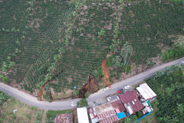 El derrumbe tapó un carril de la vía el lunes de la semana pasada (19 de mayo). Desde entonces, sigue activo e hizo que tres familias salieran de sus hogares como medida preventiva.