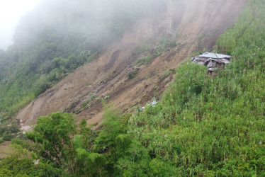 Un estruendo alarmó a la comunidad en la noche del lunes, se trataba del alud que causó la desaparición de una mujer.