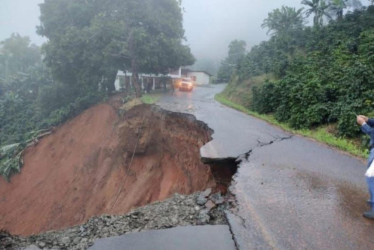 Mientras los organismos de atención hacían presencia en la vía Balboa - La Virginia se deslizó por completo la bancada, dejando sin carretera principal a Balboa
