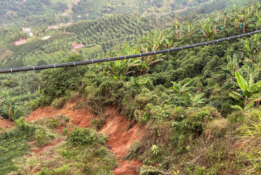 Un derrumbe tapa una vía entre Risaralda y Caldas. Los movimientos de tierra y el lodo ponen en peligro a quienes transitan. Se sugiere una ruta alterna.