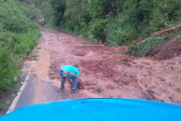 Deslizamientos de tierra, roca y capa vegetal entre Irra - Quinchía tienen la vía bloqueada