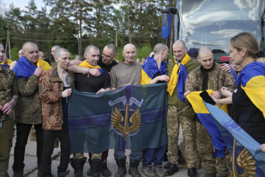 Prisioneros de guerra ucranianos reaccionan después de un intercambio de prisioneros en un lugar no revelado, Ucrania, el 23 de mayo de 2025, en medio de la invasión rusa.