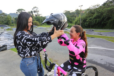 Catalina Díaz Jurado es mamá de Luciana Castillo y todos los días la lleva a sus entrenamientos de BMX en el Bosque Popular. Su constancia y dedicación han llevado a su hija a ser una campeona.