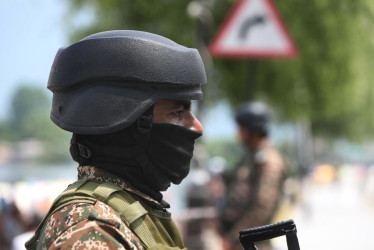 Un soldado indio hace guardia en la frontera con Pakistán.