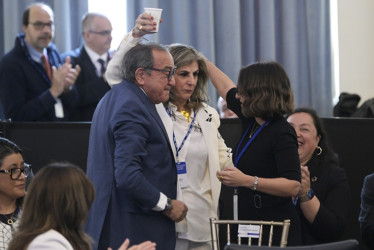 La delegación colombiana encabezada por Laura Sarabia, la diplomática Laura Gil y el representante permanente del país ante la Organización de los Estados Americanos (OEA), Luis Vargas. 