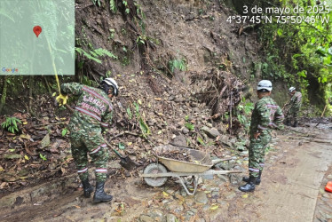 En Quindío tropas de la octava brigada han ayudado durante el fin de semana a remover tierra y elementos vegetales que han caído por la ola invernal 