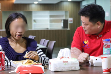 Rose junto al secretario de Bienestar y Desarrollo, Rex Gatchalian.