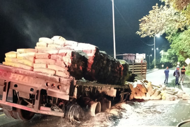 Foto | UGR | LA PATRIA  Así quedó el carro incendiado esta madrugada.