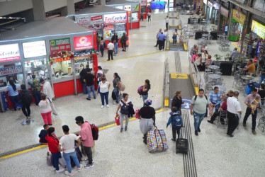 Las personas que no cuenten con la vacuna aplicada con anterioridad a 10 días a la ocurrencia del traslado, deberán firmar un documento donde asuma la responsabilidad 