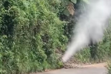 Esta es la fuga de gas en el sector de la Vuelta a la Marrana que tiene cerrada la vía Neira - Aranzazu.