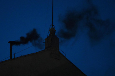  El humo negro comenzó a salir de la chimenea sobre la Capilla Sixtina a las 9:00 p.m. hora local.