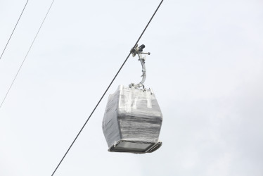 Una góndola detenida en el cielo salta a la vista en la estación Universidades que se construye para la línea 3 del cable aéreo de Manizales. Ponen a prueba su trayectoria.