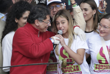 El presidente de Colombia, Gustavo Petro, escucha a su hija Antonella este jueves, durante la conmemoración del Día Internacional del Trabajo en Bogotá (Colombia).