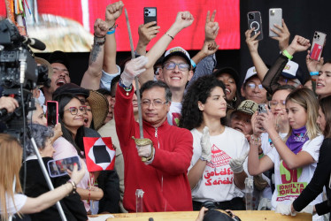 Petro, con guantes quirúrgicos, tomó la espada con la mano izquierda, la levantó y la sostuvo con ambas manos durante cerca de un minuto en el aire