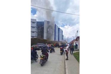 Video: atienden incendio en una tienda de Manizales