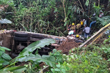 Dos trabajadores de la empresa de agua y aseo de Dosquebradas se accidentaron en el vehículo recolector de basura. Jhonny Rivera ayudó en su rescate