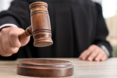 "Al valorar las pruebas, conforme a los principios de la sana crítica, se concluye que las presentadas por la Fiscalía exhiben mayor coherencia y credibilidad", explicó el Tribunal. 