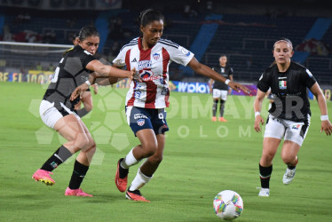 Las manizaleñas Tatiana Rivera (i) y Sofía Gómez (d) en una acción contra una rival durante la visita del Once Caldas femenino al Junior de Barranquilla.