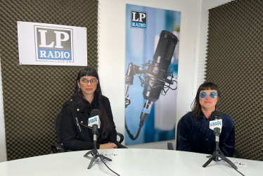 Laura Hernández Mejía, coordinadora de la Agenda Cultural de Cinespiral, y Daniela Narváez Mejía, artista plástica local. 