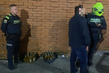 Los ciudadanos portaban escarapelas de la organización del evento y los sancionaron por intentar ingresar el licor al concierto.