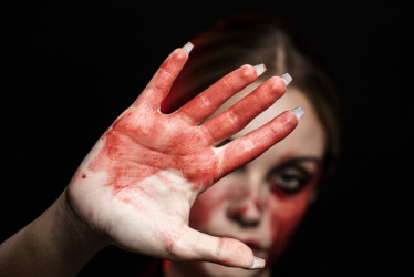 El presunto agresor habría causado lesiones a su pareja, el hijo y destrozos en la vivienda.