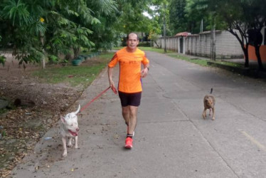 Manuel Valencia y los perros, que lo acompañan en cada entrenamiento. “Todos los días están listos, así yo descanse, para que corramos por todos estos parajes de La Dorada y alrededores”, dice el atleta.