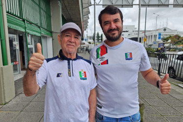 Marcelo y Pablo Osorio, padre e hijo que llegaron desde Tuluá para ver al Once Caldas en su partido de Copa Sudamericana ante Unión Española.