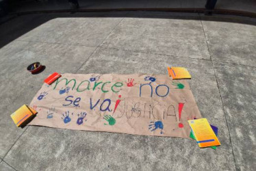 Foto I Freddy Arango I LA PATRIA  En el colegio Adolfo Hoyos Ocampo, de Manizales, protestaron este jueves 22 de mayo con el propósito de exigir que siga Marcela Giraldo como secretaria. La Alcaldía escuchó a la comunidad y llegaron a unos acuerdos.